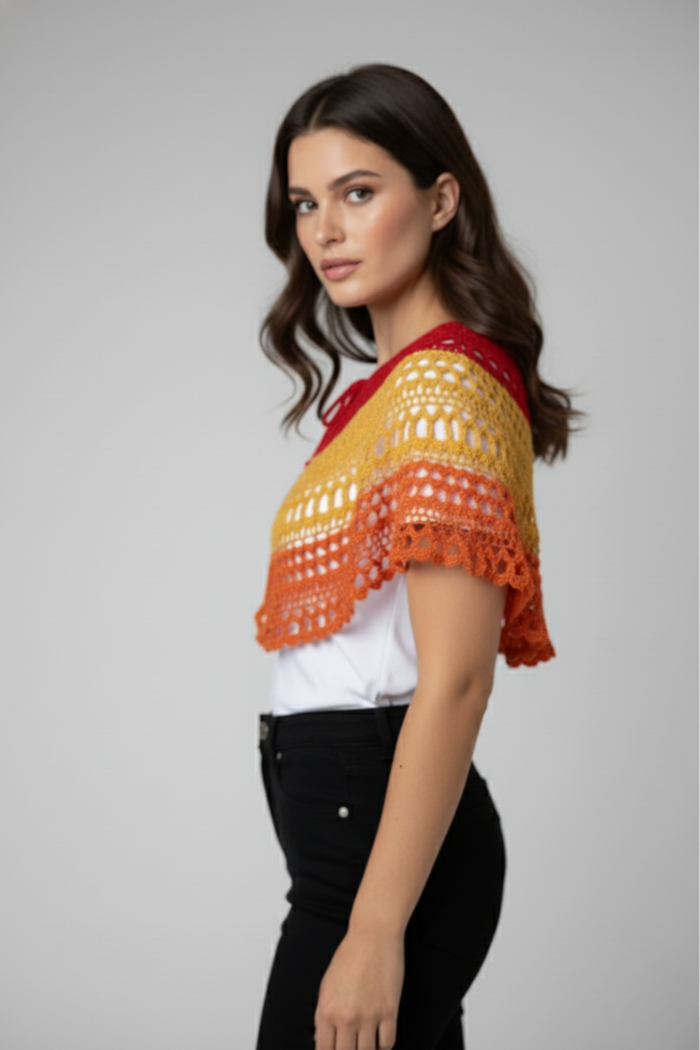Polo Tribal con capa de crochet multicolor, vista posterior mostrando el tejido calado | Claudia Bertolero