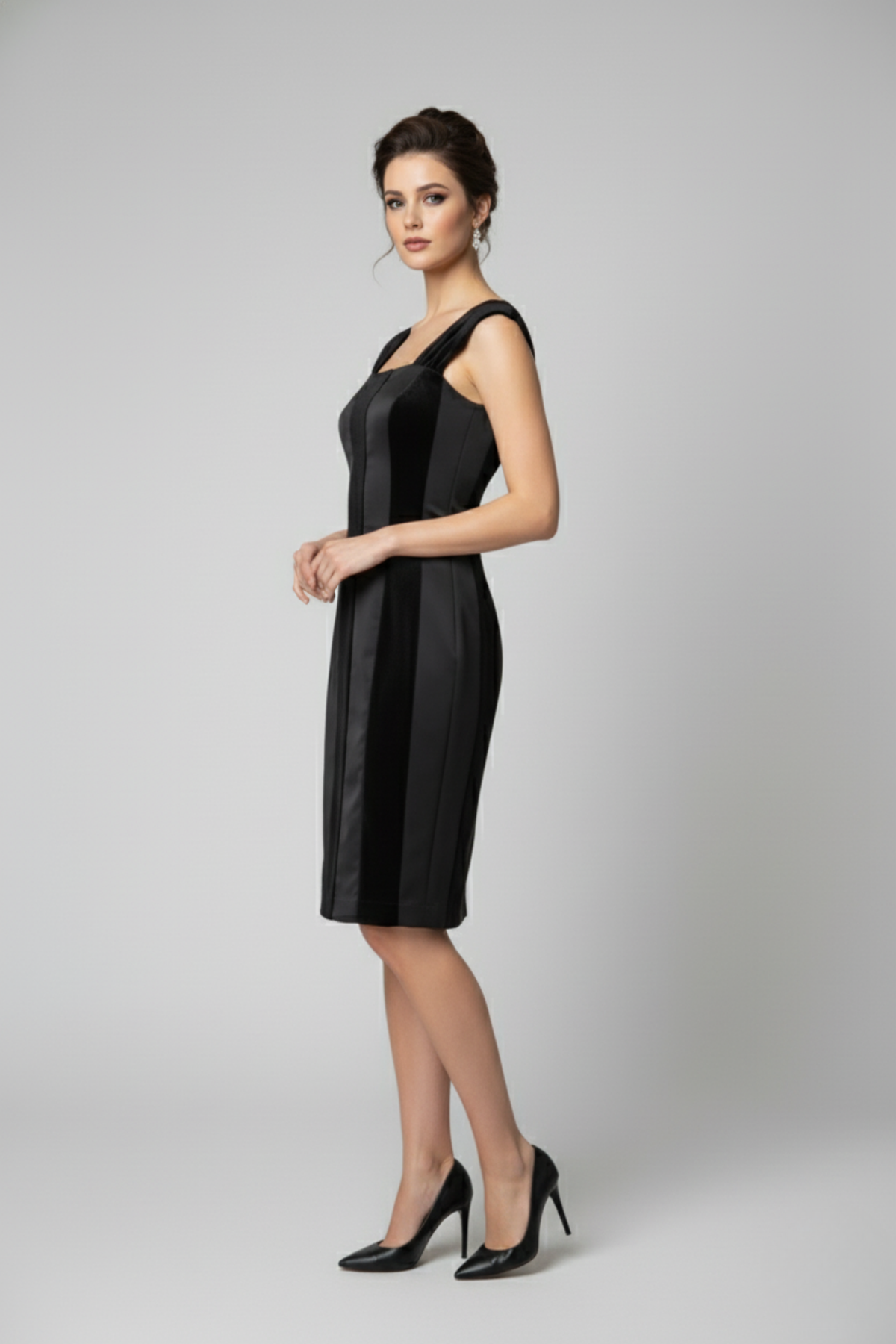 Vestido elegante con líneas verticales que estilizan la figura y acabado sofisticado | Claudia Bertolero