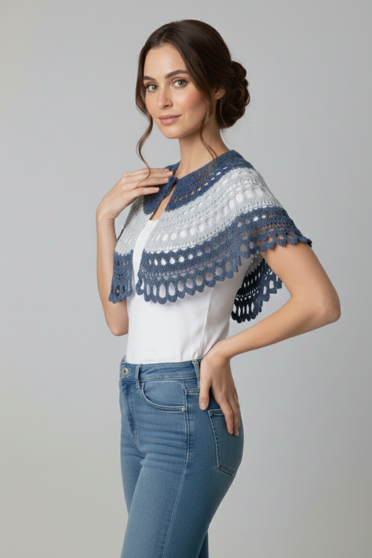 Polo Tribal con capa de crochet en tonos azules sobre polo blanco, vista frontal | Claudia Bertolero