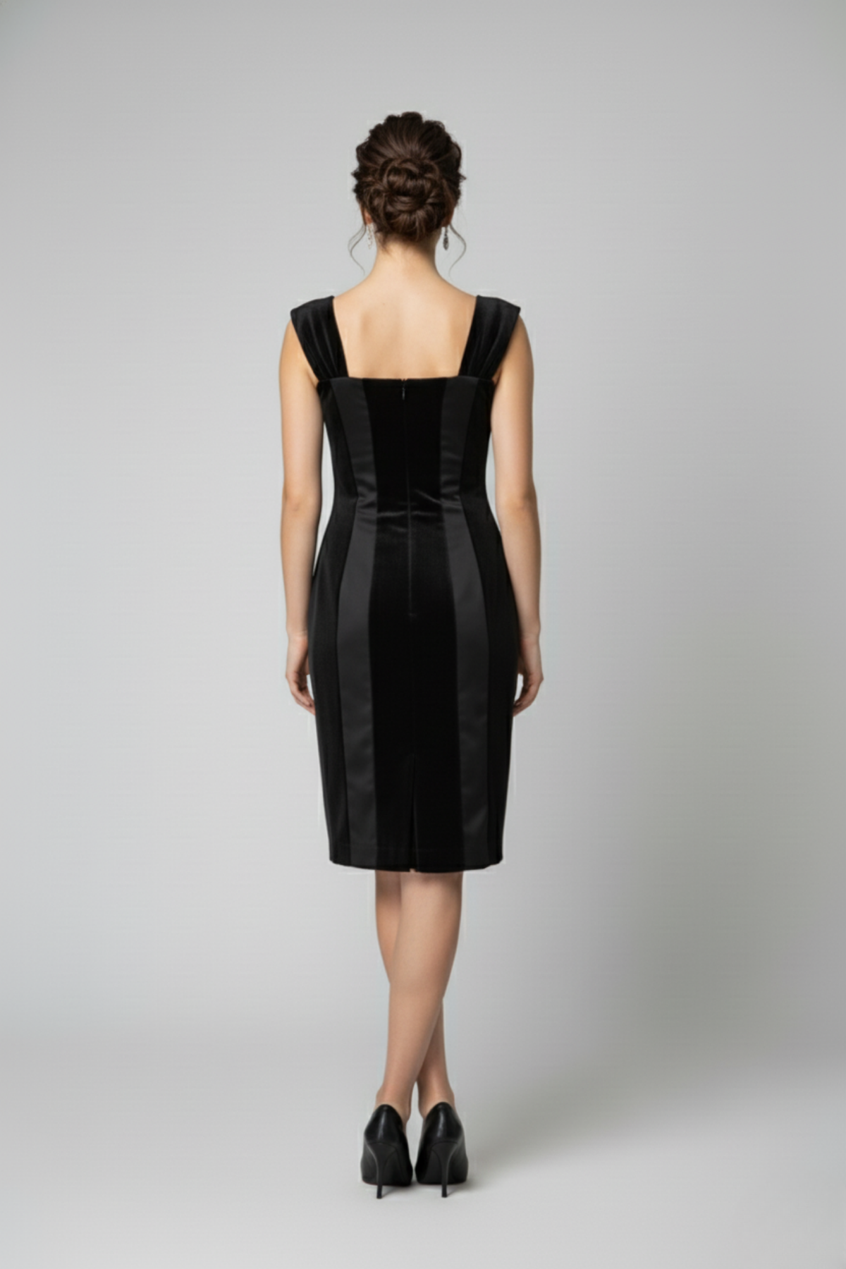 Vestido negro de corte ceñido con contraste de texturas y tirantes anchos estructurados | Claudia Bertolero