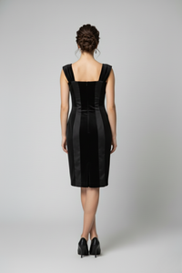 Vestido negro de corte ceñido con contraste de texturas y tirantes anchos estructurados | Claudia Bertolero