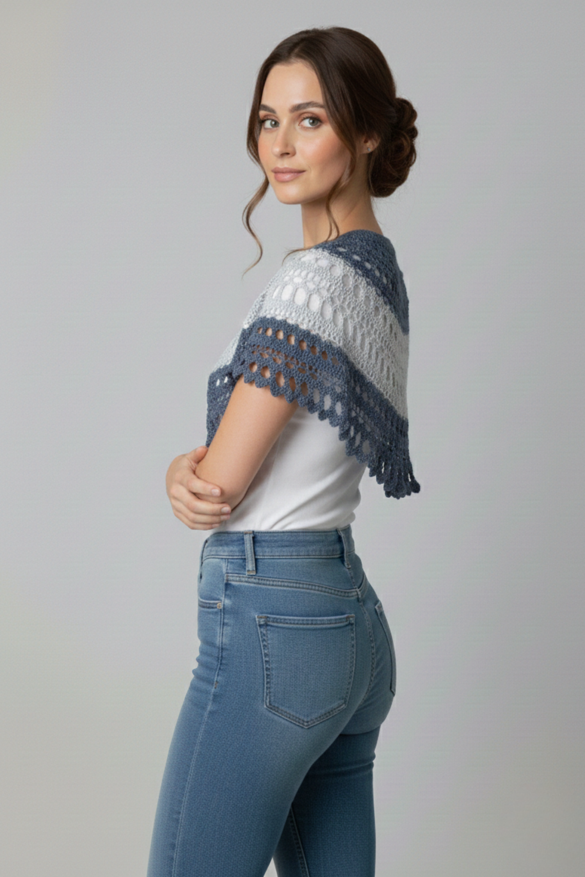 Polo Tribal con capa de crochet en tonos azules sobre polo blanco, vista frontal | Claudia Bertolero