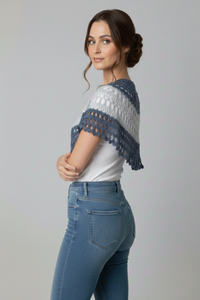 Polo Tribal con capa de crochet en tonos azules sobre polo blanco, vista frontal | Claudia Bertolero