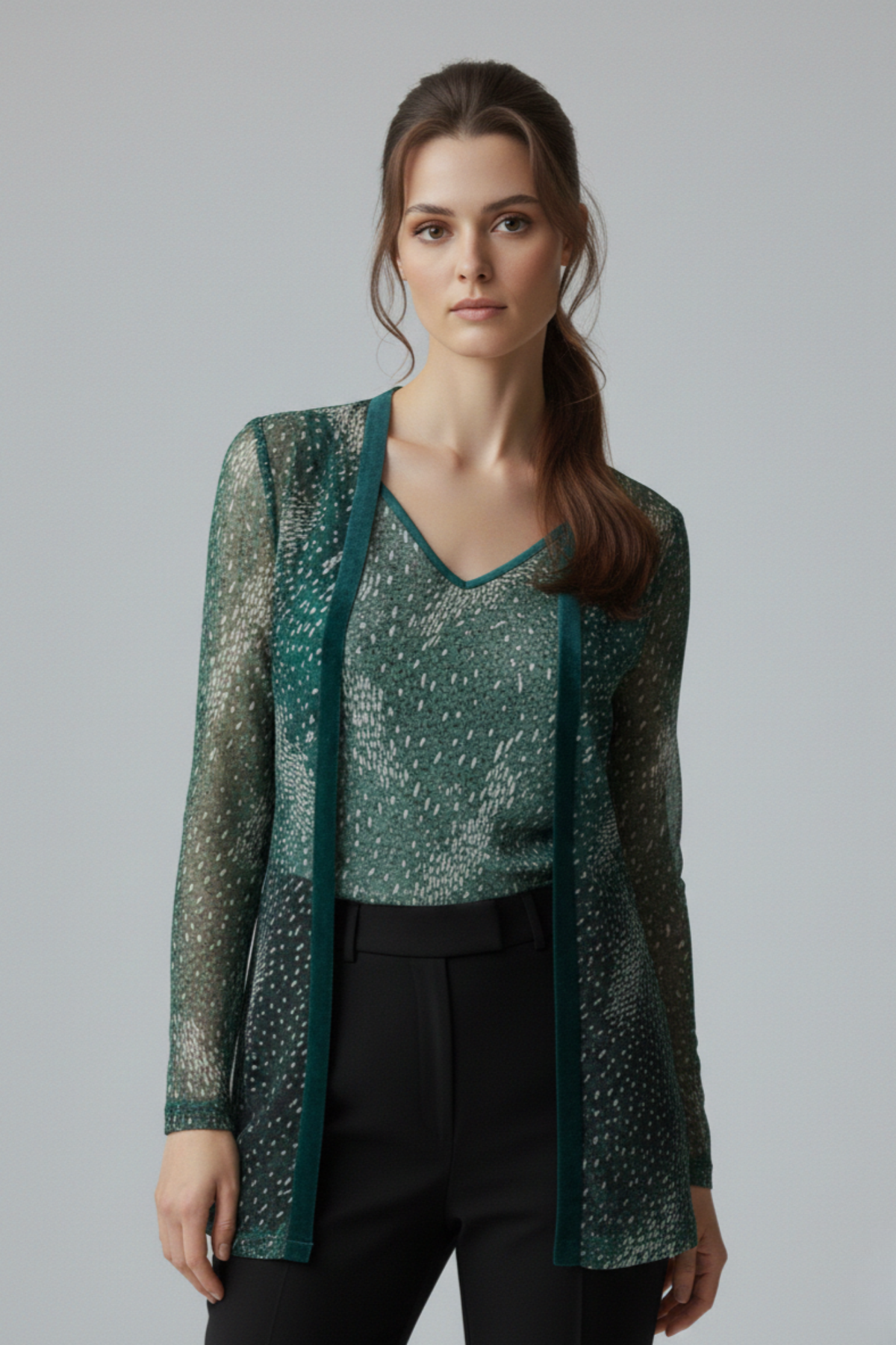 Twin Set Alberta verde en tul laminado con top escote en V y casaca manga larga con acabados en terciopelo | Claudia Bertolero