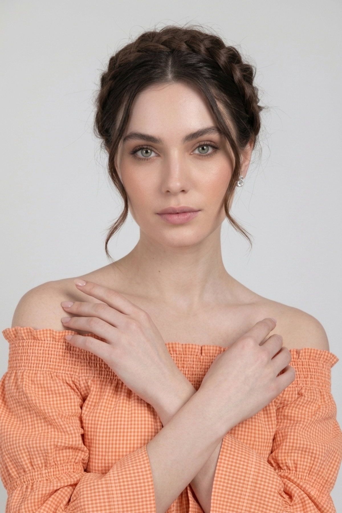 Primer plano de la Blusa Penélope con escote off shoulder y elástico fruncido. El estampado vichy en tono durazno resalta el estilo femenino y ligero de la prenda | Claudia Bertolero