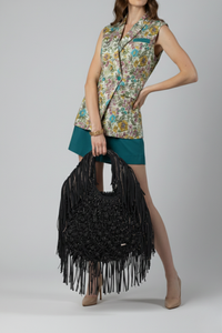 Modelo llevando el Bolso Gallo negro de Claudia Bertolero con diseño en macramé y flecos | Claudia Bertolero