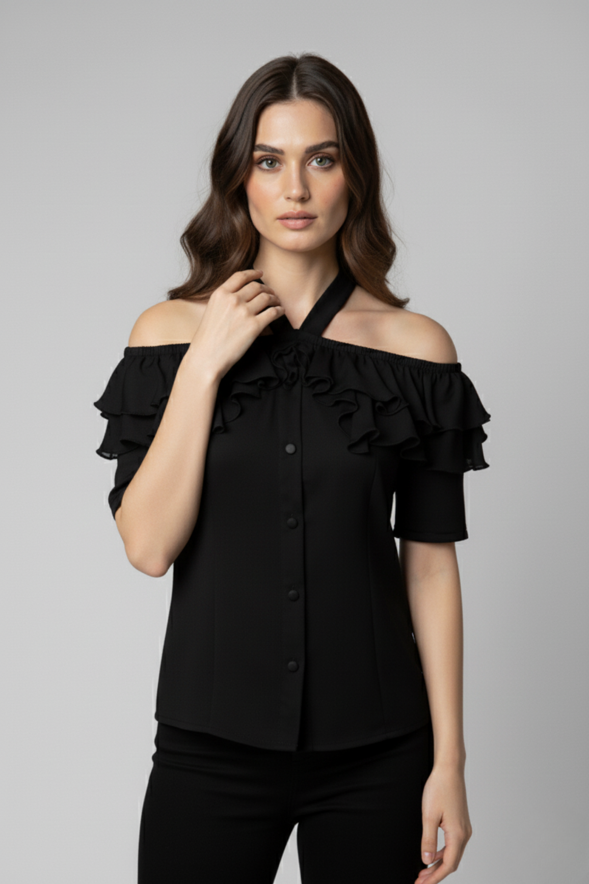 Blusa Catalina negra en seda con escote off shoulder, cuello halter y botones delanteros forrados en terciopelo. Los detalles de bobos crean un estilo romántico y refinado | Claudia Bertolero