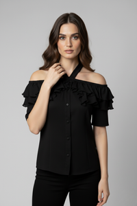 Blusa Catalina negra en seda con escote off shoulder, cuello halter y botones delanteros forrados en terciopelo. Los detalles de bobos crean un estilo romántico y refinado | Claudia Bertolero
