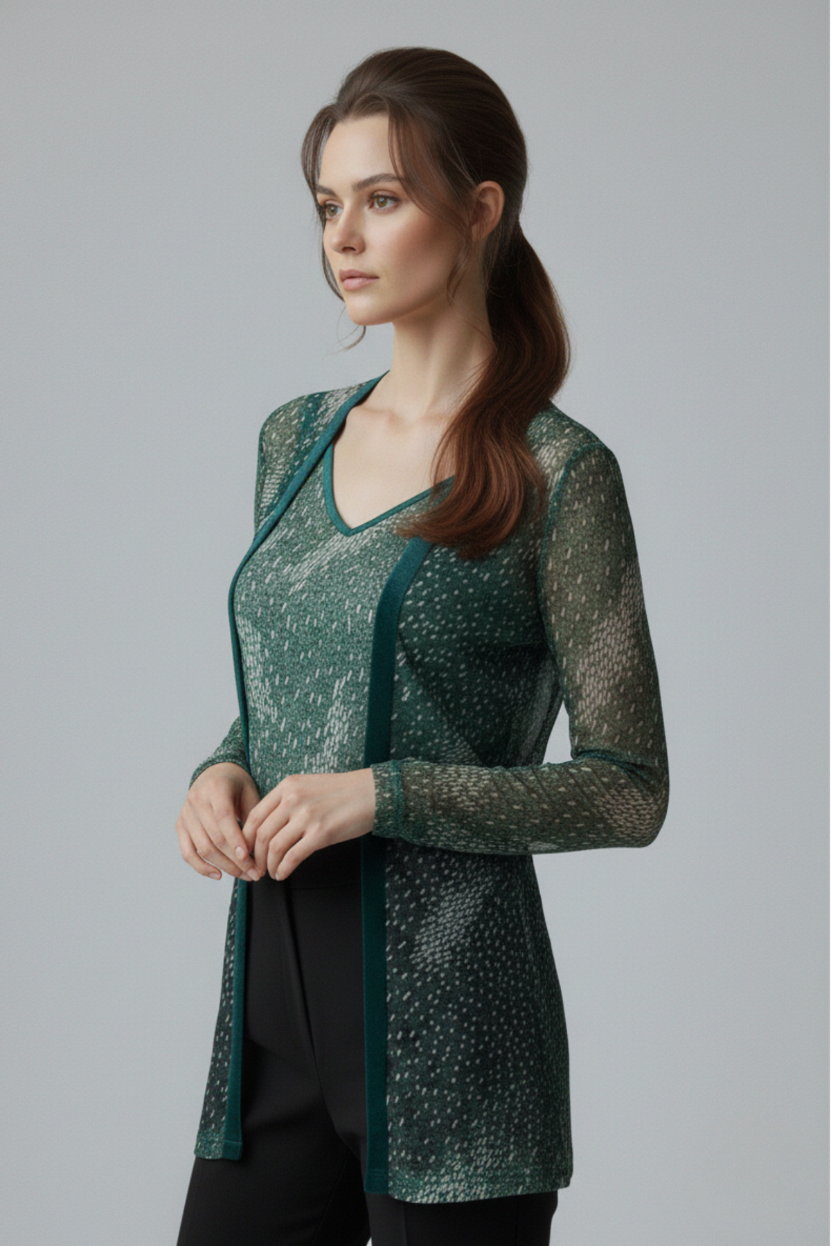 Twin Set Alberta verde con textura en tul laminado y detalles en terciopelo vista frontal | Claudia Bertolero