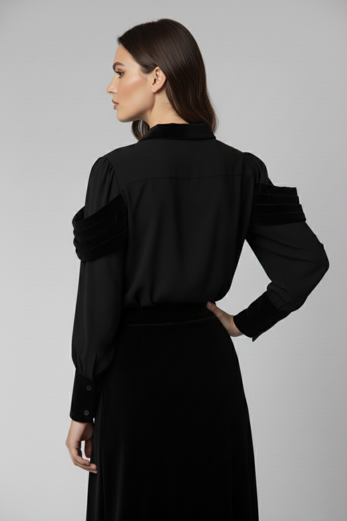 Look elegante con blusa de gasa negro y diseño distintivo en terciopelo | Claudia Bertolero