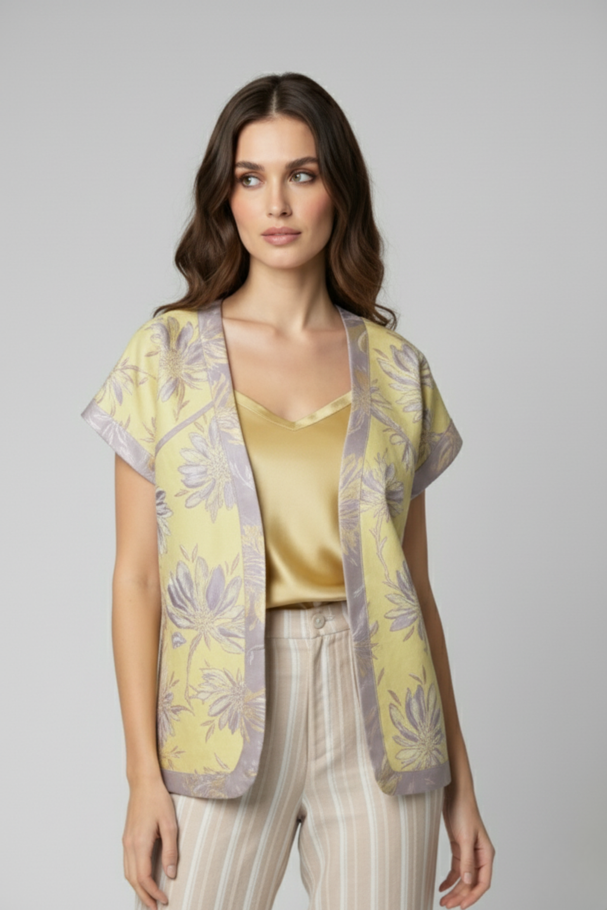 Saco kimono Sandra de brocado peruano amarillo con diseño floral y frente abierto | Claudia Bertolero