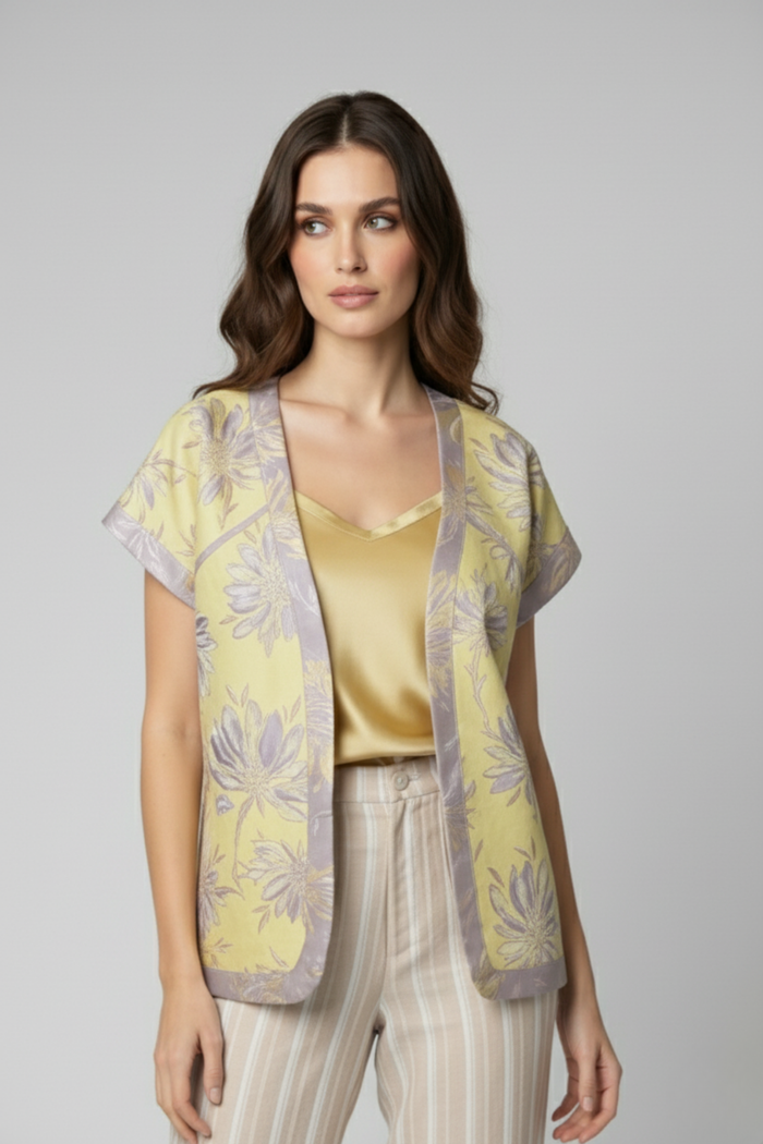 Saco kimono Sandra de brocado peruano amarillo con diseño floral y frente abierto | Claudia Bertolero