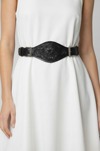 Detalle frontal del cinturón Mónica de Claudia Bertolero con repujado y hebillas laterales | Claudia Bertolero