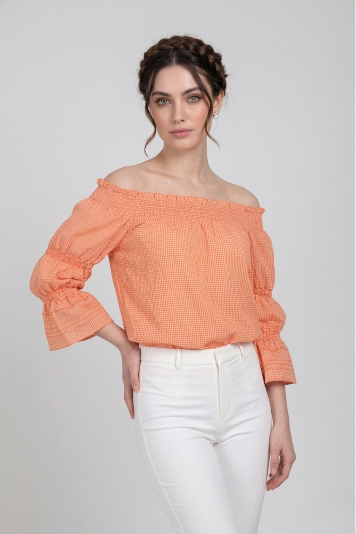 Blusa Penélope off shoulder en tela vichy de algodón color durazno con mangas largas y puños fruncidos. La silueta relajada aporta comodidad y un estilo elegante para el día | Claudia Bertolero