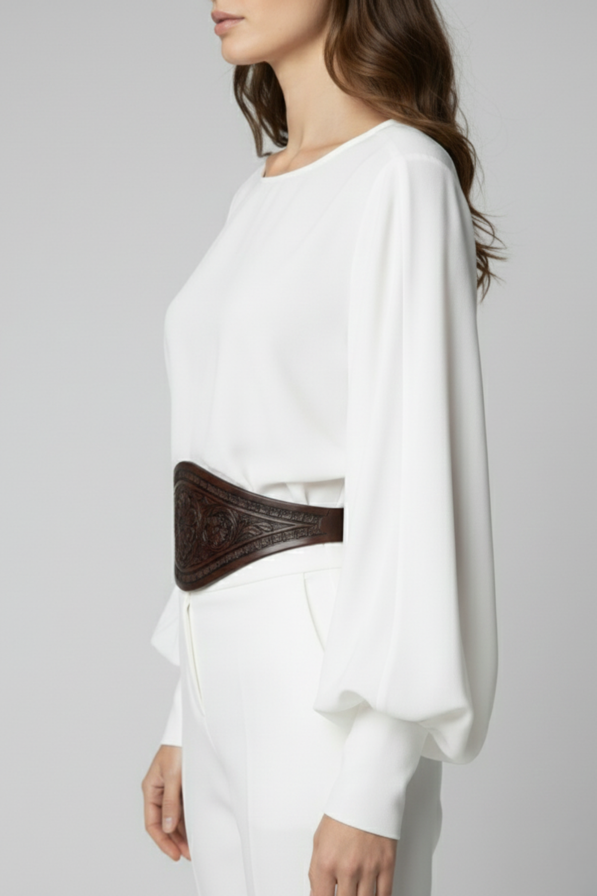 Modelo usando cinturón Tapaojo marrón de Claudia Bertolero en cuero repujado con diseño ancho | Claudia Bertolero