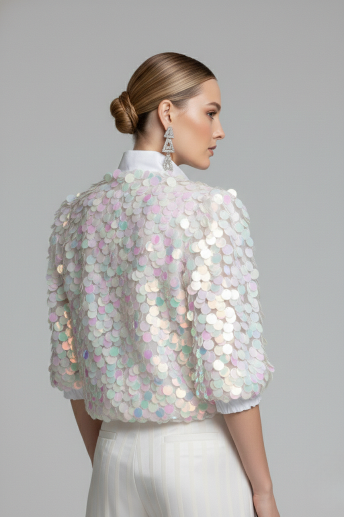 Vista posterior de blusa Sparkling blanca con mangas de tul bordadas con lentejuelas iridiscentes y silueta estructurada | Claudia Bertolero