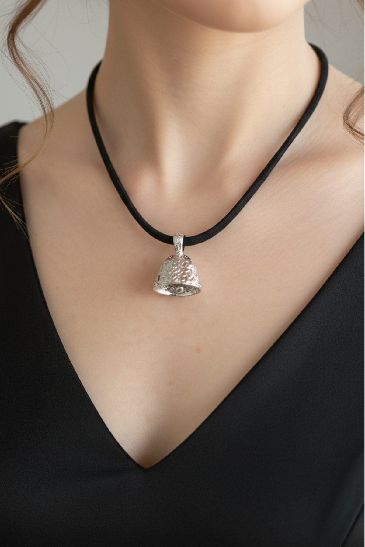 Collar campana de plata 950 con textura artesanal y tira de cuero gamuza | Claudia Bertolero