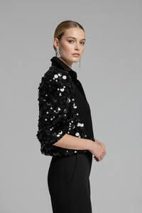 Vista lateral de blusa Sparkling negra con mangas 3/4 de tul con lentejuelas negras brillantes y diseño elegante | Claudia Bertolero