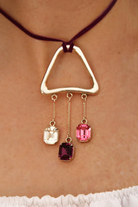 Detalle del collar Trinidad con diseño del Estribo Peruano en plata 950 y tres cristales Swarovski colgantes | Claudia Bertolero