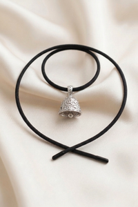 Collar de plata 950 con dije en forma de campana y diseño ajustable elegante | Claudia Bertolero