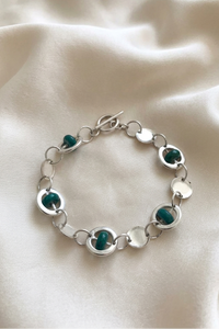 Brazalete de plata 950 con aros y gemas verdes inspirado en la naturaleza y diseño orgánico | Claudia Bertolero