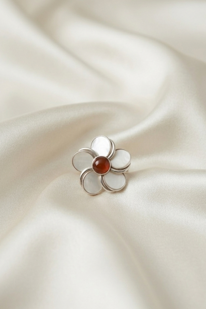 Anillo floral de plata 950 con nácar iridiscente y gema central de lujo | Claudia Bertolero