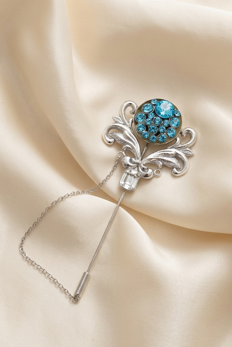 Broche de plata 950 con detalles geométricos y brillo Swarovski inspirado en Puno | Claudia Bertolero