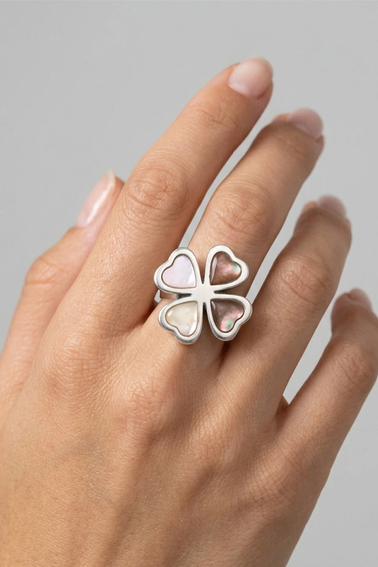Anillo de plata 950 con trébol de nácar iridiscente diseño delicado y sofisticado | Claudia Bertolero