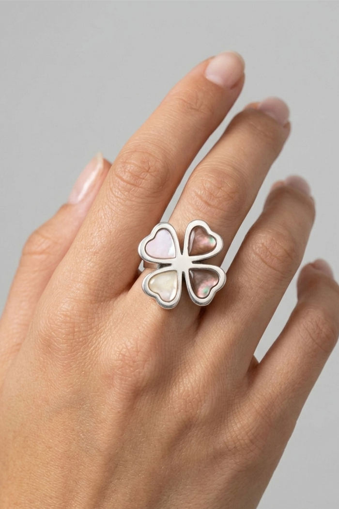 Anillo de plata 950 con trébol de nácar iridiscente diseño delicado y sofisticado | Claudia Bertolero
