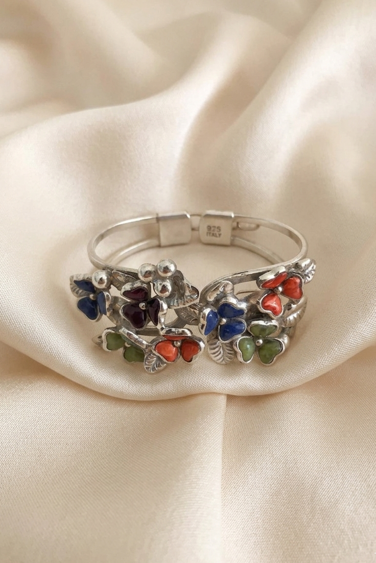 Brazalete de plata 950 con detalle de trébol de cuatro hojas y acabado artesanal refinado | Claudia Bertolero