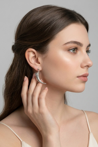 Pendientes toro mata de plata 950 con diseño de cuerno y acabado labrado artesanal | Claudia Bertolero