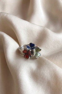 Anillo fino de plata 950 con detalle de cuatro gemas en forma de flor o trébol | Claudia Bertolero