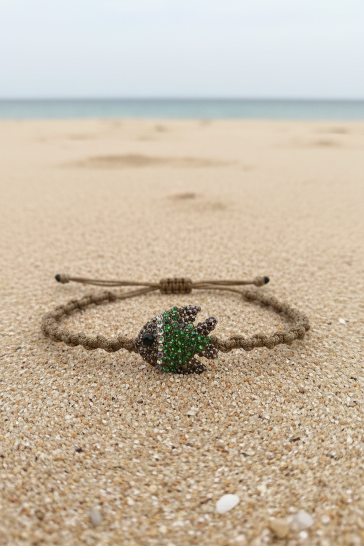 Brazalete Ekaterini con figura de pez decorada con cristales Swarovski verdes sobre cordón ajustable | Claudia Bertolero