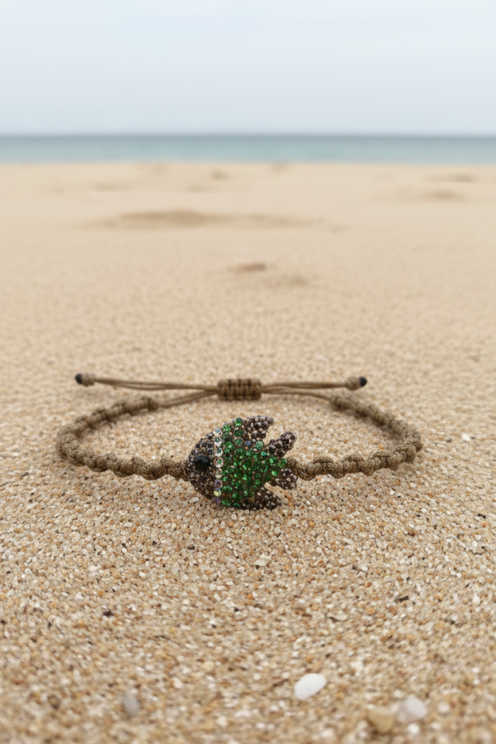 Brazalete Ekaterini con figura de pez decorada con cristales Swarovski verdes sobre cordón ajustable | Claudia Bertolero