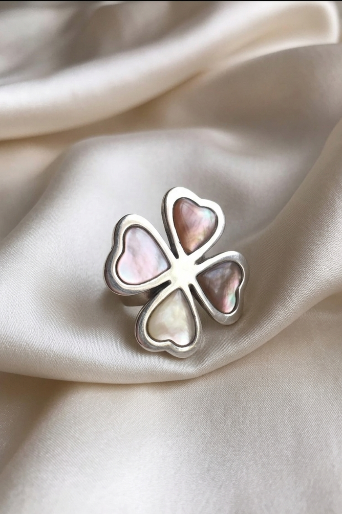 Anillo trébol de plata 950 con nácar natural y reflejos perlados elegantes | Claudia Bertolero