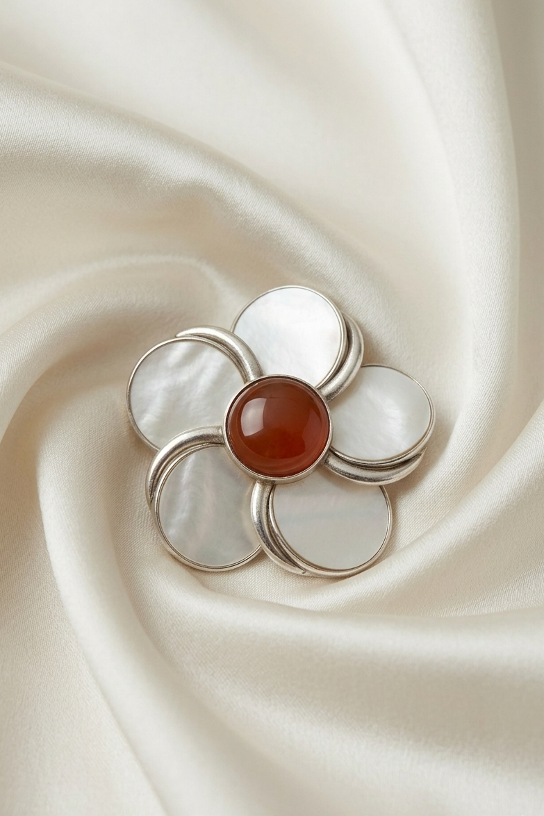 Broche floral de plata 950 con nácar iridiscente y gema central sofisticada