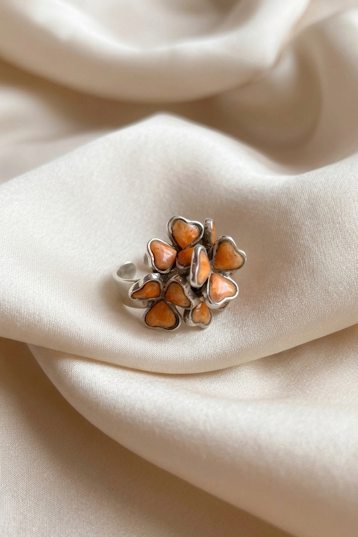 Anillo de plata 950 con forma de trébol y piedras naturales luminosas elegante | Claudia Bertolero
