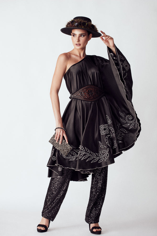 Vestido Valerosa de seda bordada con diseño asimétrico y motivos icónicos de la marca combinado con cinturón Tapaojo – Claudia Bertolero