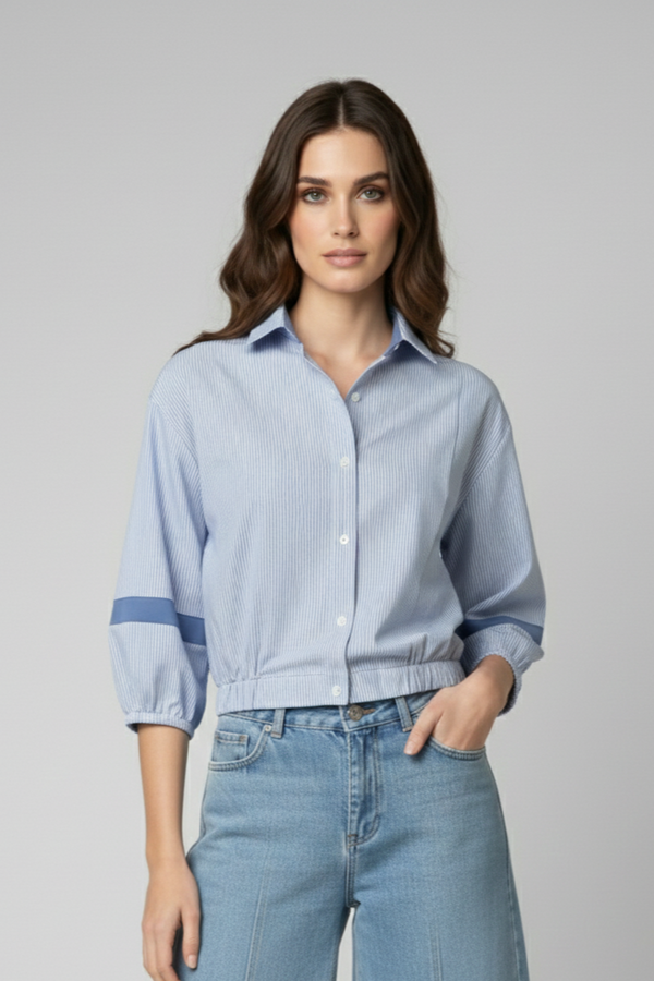 Blusa Figaro de popelina de algodón a rayas celestes con mangas 3/4 y botones delanteros, combinada con jean claro de tiro alto | Claudia Bertolero