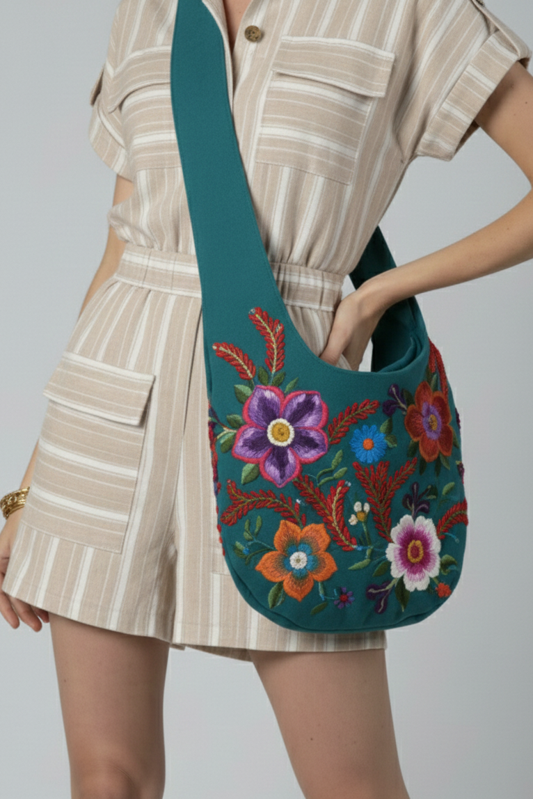 Detalle del bolso 4 Tiempos color cobalto de Claudia Bertolero con flores de Amancaes pintadas y bordadas sobre tela drill | Claudia Bertolero