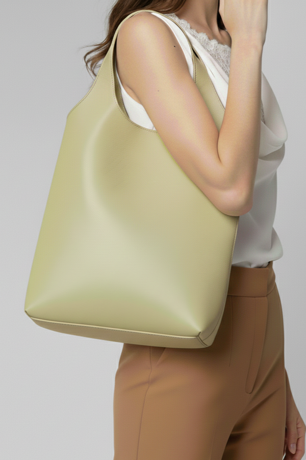 Modelo llevando bolso Milán color verde elaborado en cuero de res con diseño amplio para llevar al hombro | Claudia Bertolero