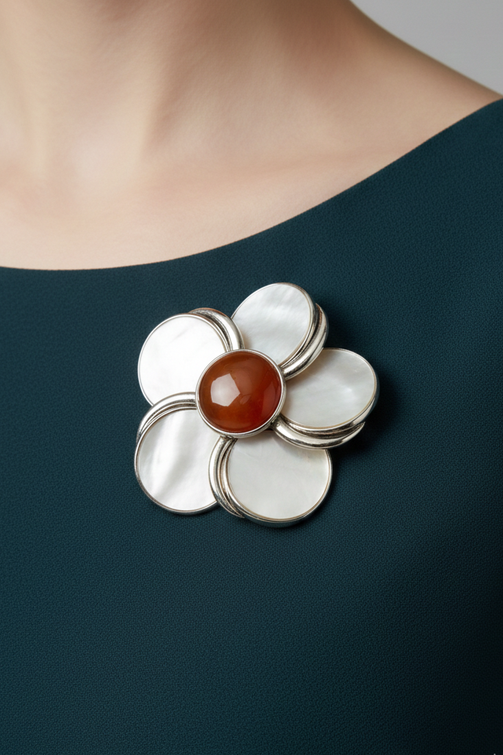 Broche magnolia de plata 950 con pétalos de nácar y piedra central elegante | Claudia Bertolero