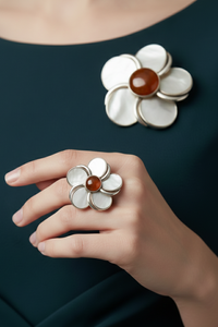 Anillo magnolia de plata 950 con pétalos de nácar y piedra central elegante | Claudia Bertolero