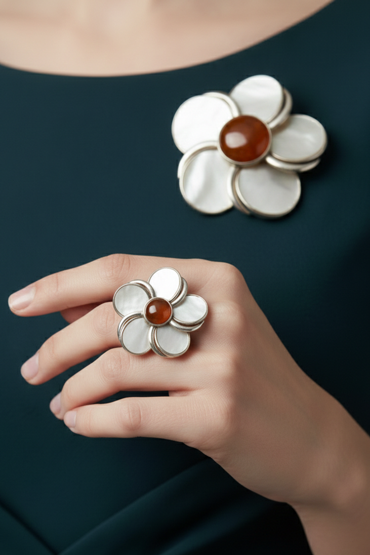 Anillo magnolia de plata 950 con pétalos de nácar y piedra central elegante | Claudia Bertolero