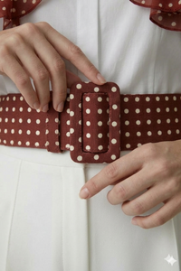 Detalle del cinturón Catalina alazán con estampado de lunares y hebilla forrada | Claudia Bertolero