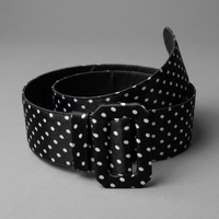 Cinturón Catalina negro con lunares blancos y hebilla grande forrada sobre fondo neutro | Claudia Bertolero