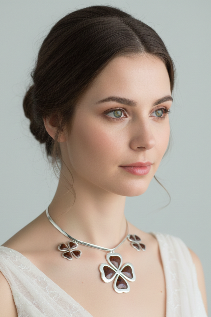 Collar trébol de plata 950 tipo choker abierto con detalles en piedras naturales | Claudia Bertolero