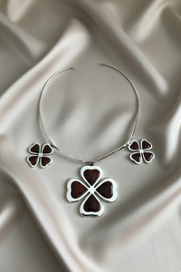 Collar rígido de plata 950 con tres tréboles y contraste oscuro elegante | Claudia Bertolero