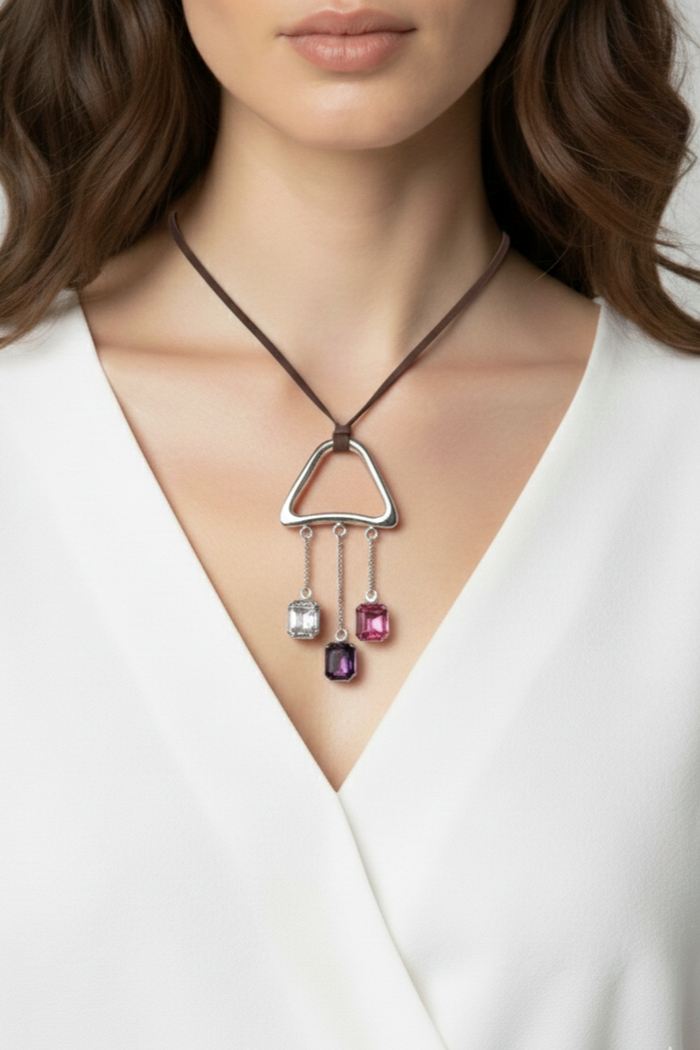 Collar Trinidad en plata 950 con cristales Swarovski colgantes y cordón de cuero gamuza sobre el escote | Claudia Bertolero