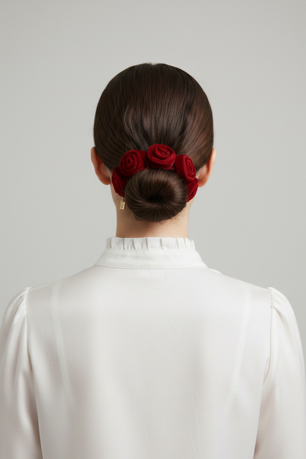 Collete Rosa de terciopelo rojo con rosas decorativas y elástico interno, diseñado para un recogido firme y con estilo | Claudia Bertolero